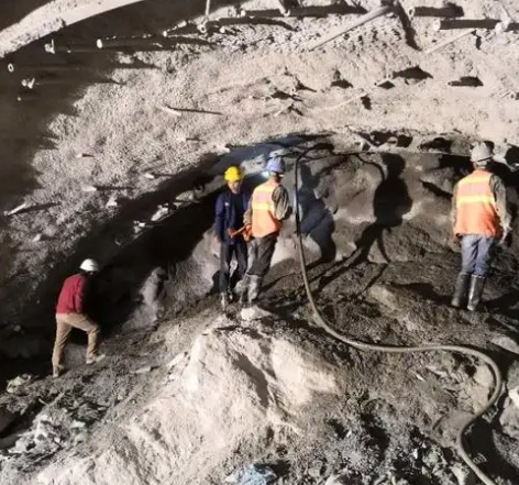 龙楼镇拱顶带模注浆料的施工流程及注意事项